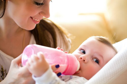 Baby drinkt uit fles