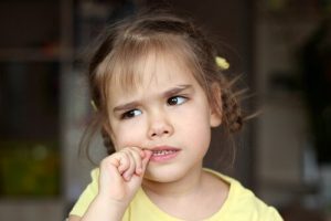 Nagelbijten bij kinderen: een probleem?