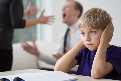 Problemen voor kinderen na een echtscheiding doordat de ouders ruzie maken in zijn bijzijn