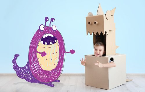 Peuter in doos ernaast een paars monster