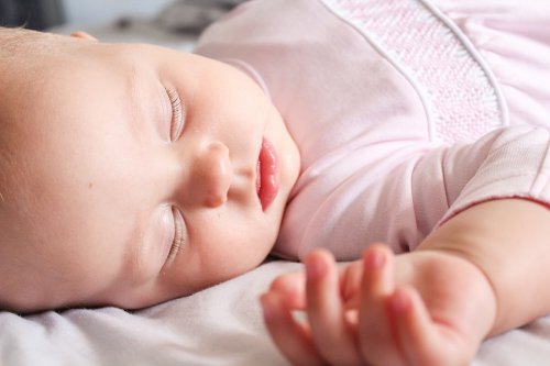 Baby in roze slaapt