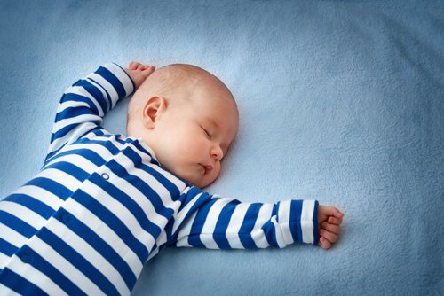 Slapende baby in blauw wit gestreept pak