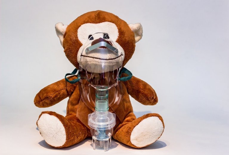 Speelgoedbeer met zuurstofmasker