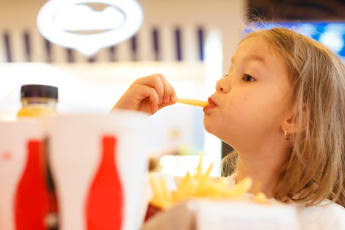 5 voordelen van het toestaan van spelen met eten