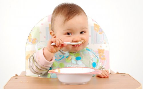 Het spelen met eten stimuleert de cognitieve ontwikkeling van het kind