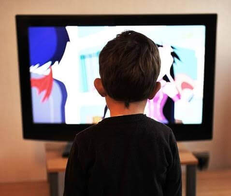 Steeds weer dezelfde film kijken: jongetje kijkt tv