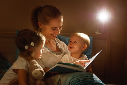 Moeder leest haar kinderen voor