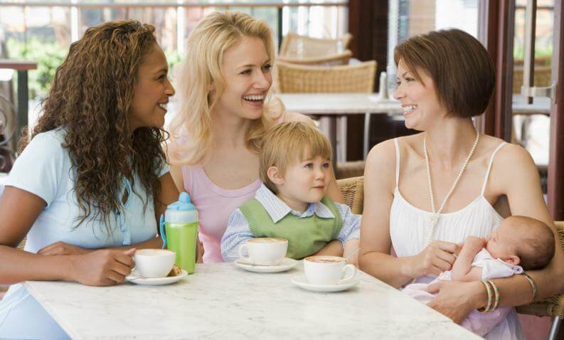 Moeder met baby en haar vriendinnen