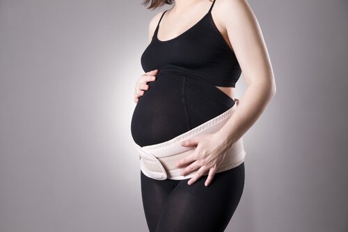 Zwangere vrouw met buikband