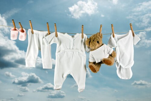 Waslijn met babykleding en beertje