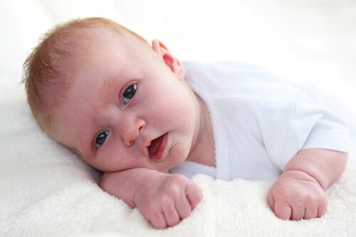 Zieke baby ligt op buik