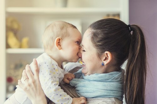 Kinderen bijten: mama en baby