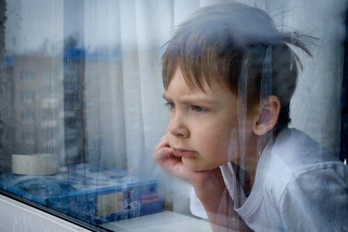 Gevoelens van frustratie: jongen staart uit raam