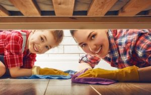 Hoe kun je kinderen leren om te helpen in het huishouden