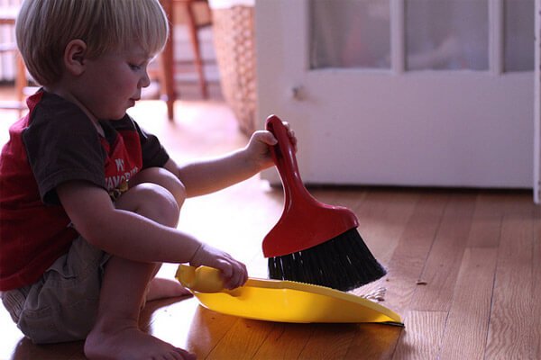 Hoe leer je je kinderen om te helpen in het huishouden