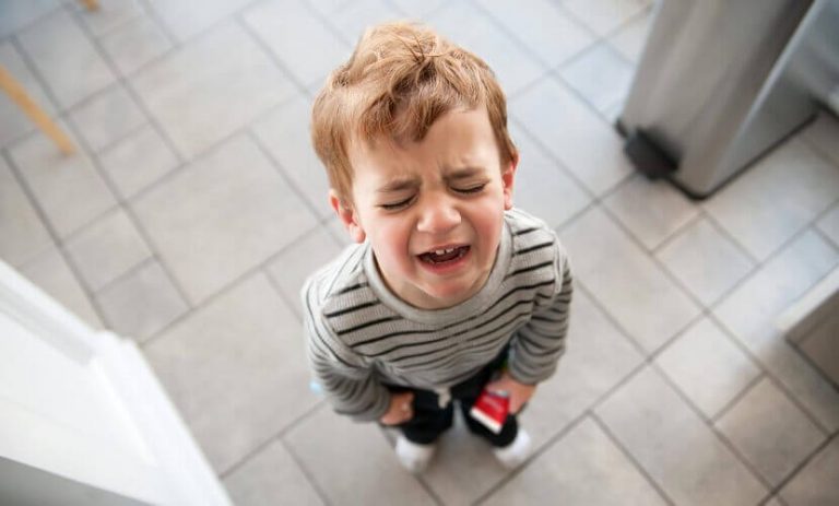 Je kind huilt: de verschillende oorzaken
