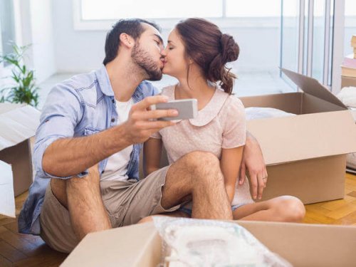 Man en vrouw gelukkig poserend