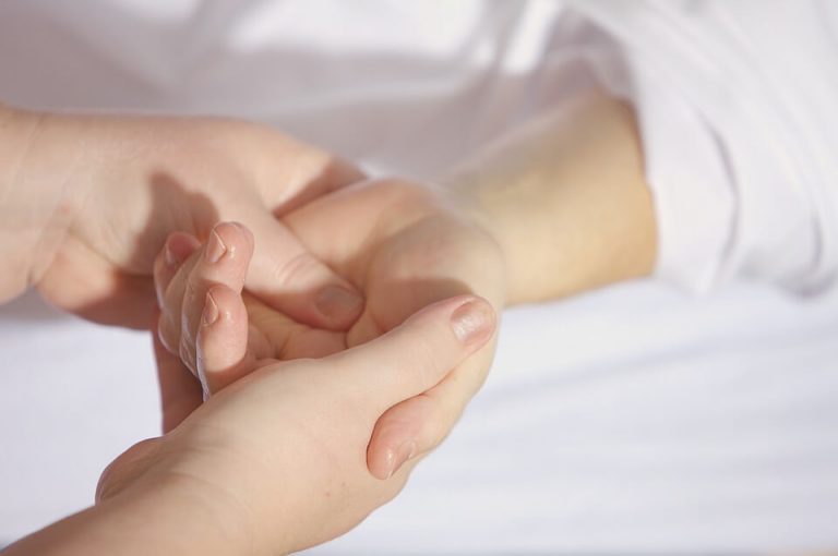 Massage als een van de ontspanningsoefeningen voor kinderen