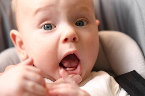 Hoe verlicht je pijn aan het tandvlees van baby's