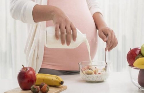 Zwangere bereidt eten