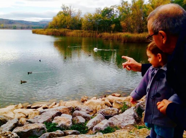 Opa en kleinzoon bij het water