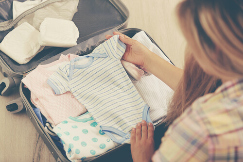 Rompertje bovenop kleding in een koffer