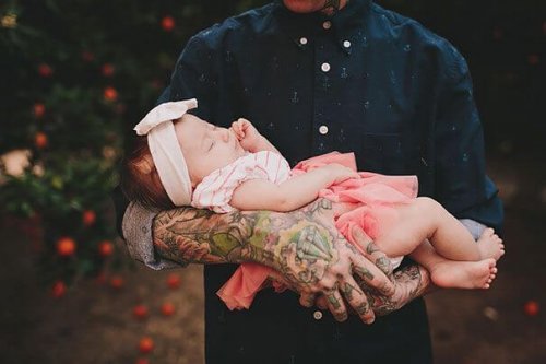 Stoere vader met tattoo's