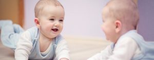 6 voordelen van met je baby voor een spiegel spelen