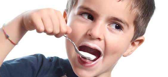 Probiotica: jongetje eet yoghurt