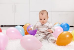 7 activiteiten met kleurrijke ballonnen voor jou en je baby
