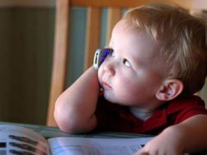 Veroorzaken mobiele telefoons een achterstand in spraak?