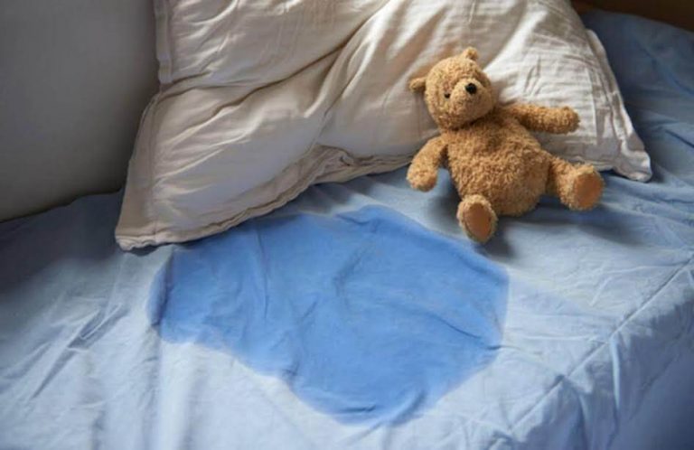 De gevolgen van het in bed plassen