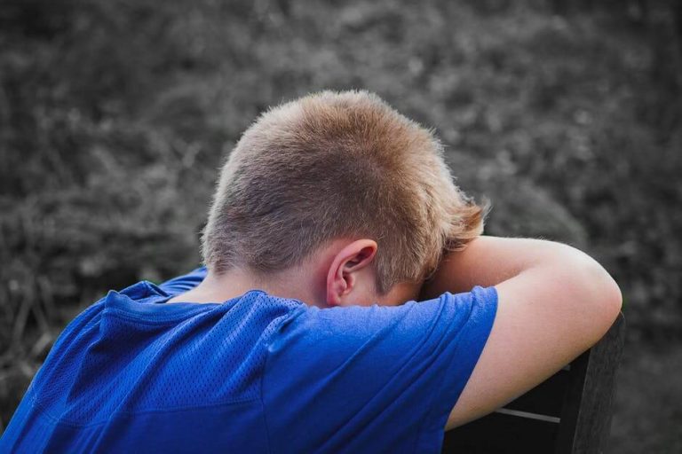 Leer je kind om te gaan met plagen: huilende jongen