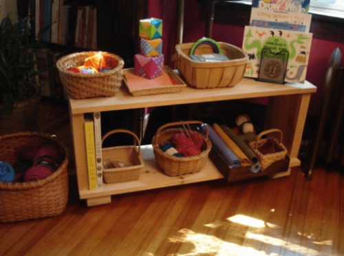 Het inrichten van het klaslokaal volgens de methode van Montessori door bijvoorbeeld kleinere meubels
