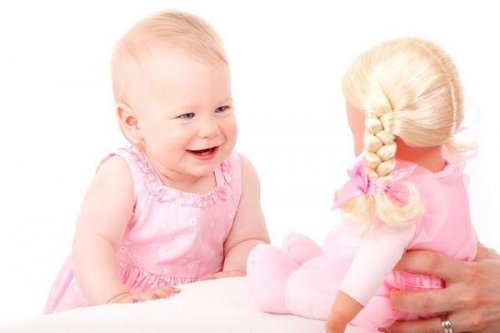 Leren lachen: baby met pop