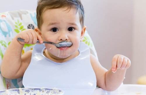 Wees voorbereid op de rotzooi als je je kind leert zelfstandig te eten