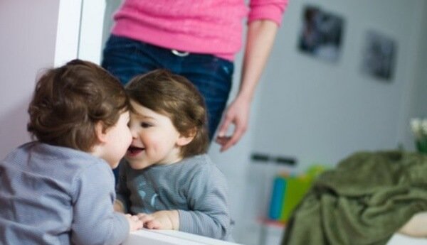 Met je baby voor een spiegel spelen helpt je baby om zijn omgeving te ontdekken
