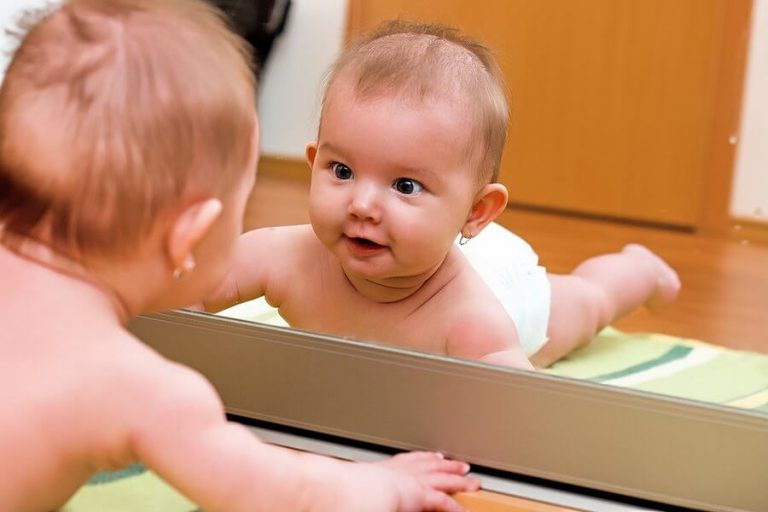 Met een baby voor een spiegel spelen bevordert de psychomotorische ontwikkeling