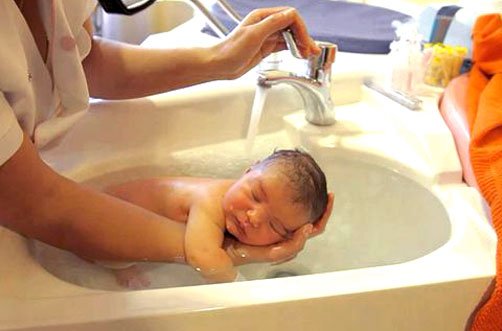 De Vernix Caseosa en het belang ervan en waarom je dus moet wachten met het eerste badje
