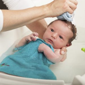 Waarom baby’s eerste badje niet meteen na de bevalling