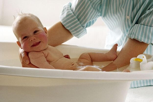Wanneer kan de baby zijn eerste badje krijgen