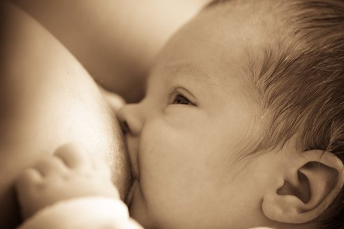 5 handige borstvoedingshoudingen