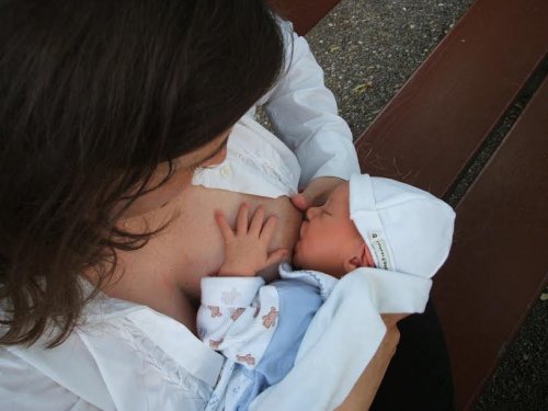 Handleiding voor de basiszorg van je pasgeboren baby wat betreft de borstvoeding