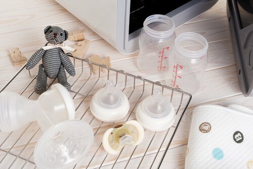 Manieren om babyflesjes te steriliseren