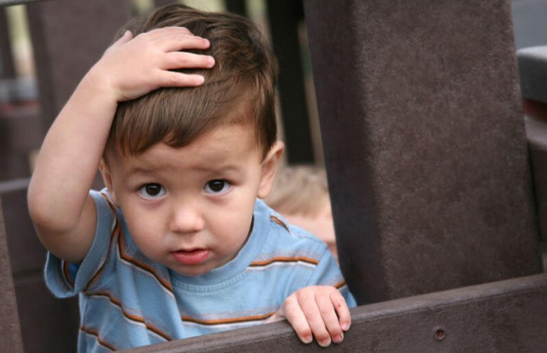 Wat moet je doen als je kind zijn hoofd hard stoot