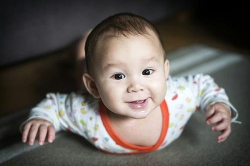 Prestaties tijdens het eerste levensjaar van je baby zoals zijn hoofdje omhoog houden