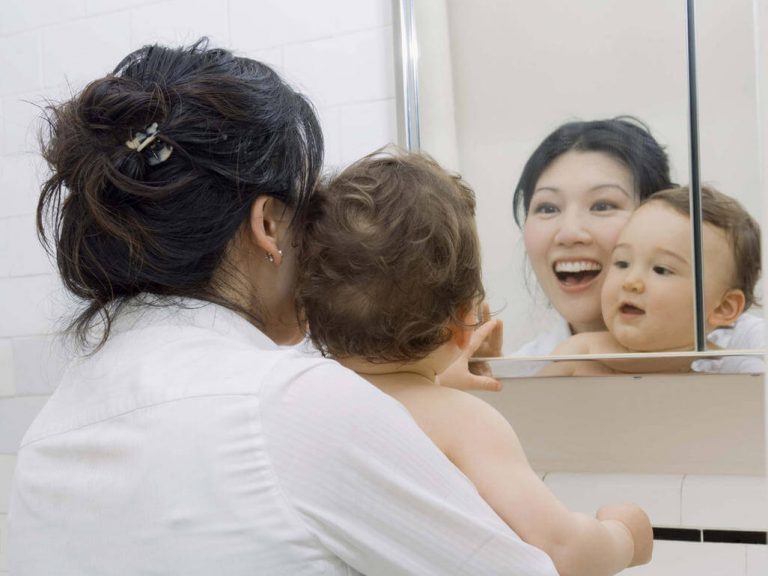 De voordelen van voor een spiegel spelen met je baby