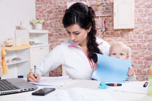Voor je kinderen zorgen terwijl je naar school gaat