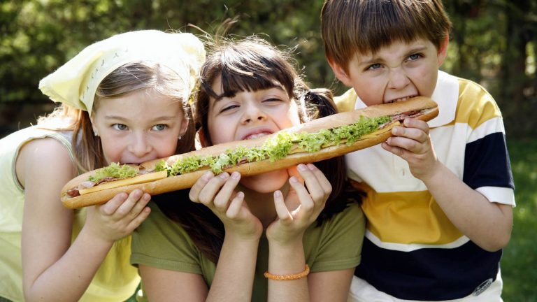 Kinderen delen een stokbrood