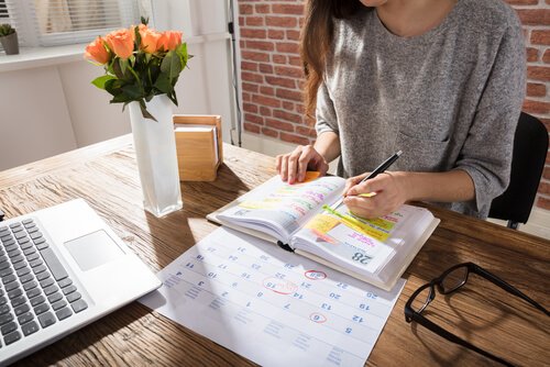 Voor je kinderen zorgen terwijl je naar school gaat kan lukken met een goede planning